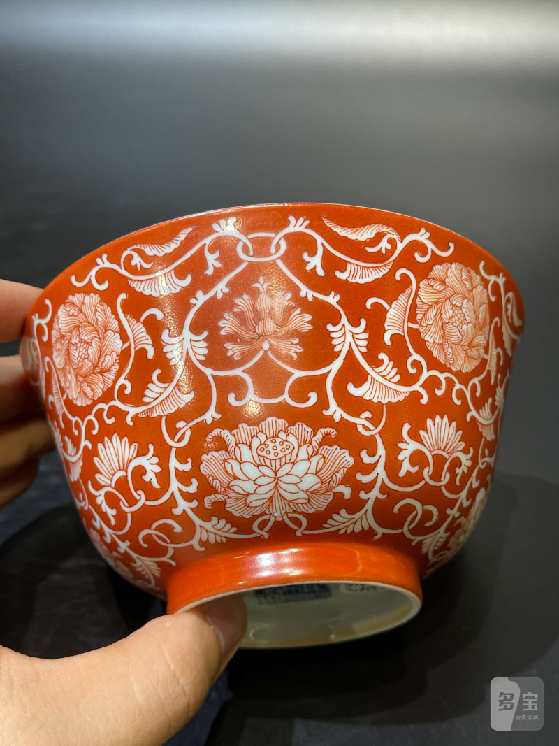 清嘉庆 矾红地留白缠枝花卉纹碗 - 图6